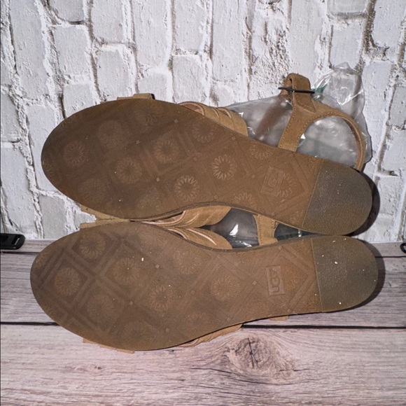 Uma Wedge - Picture 6 of 7